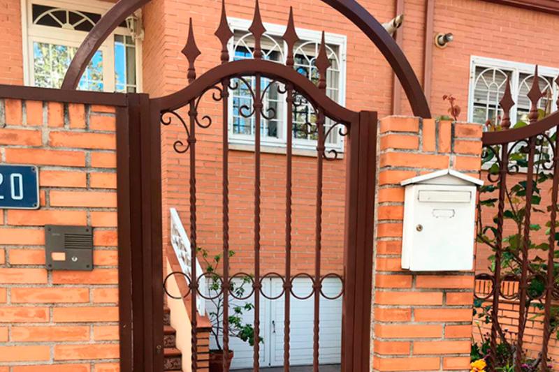 llegar Preciso autobiografía Puertas de hierro en el exterior: seguridad y estética | Cerrajería Fasatec